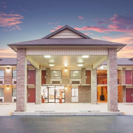 Super 8 By Wyndham Clinton Exterior foto