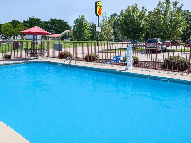 Super 8 By Wyndham Clinton Exterior foto