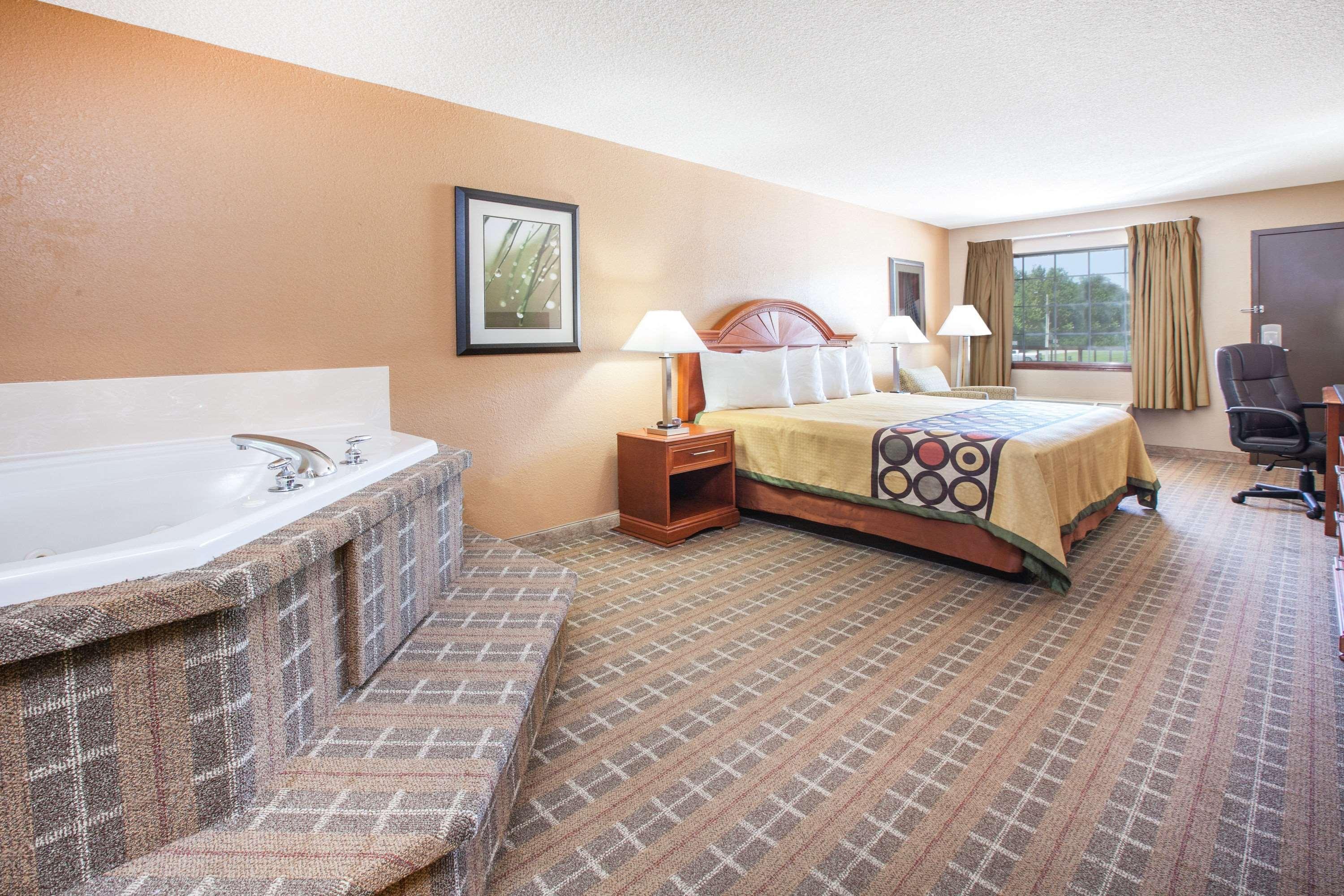 Super 8 By Wyndham Clinton Exterior foto